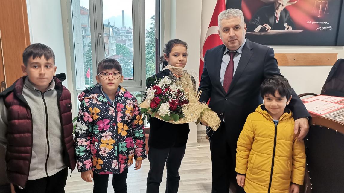 Arhavi Cumhuriyet Başsavcısı Sayın Metin KUTLUBAY 23 Nisan Ulusal Egemenlik ve Çocuk Bayramı Nedeniyle Koltuğunu Öğrencilerimize Devretti